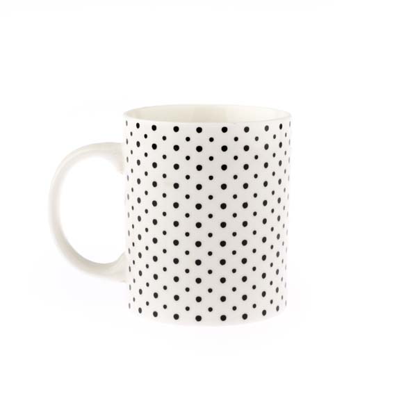 Porcelánová šálka s bodkami