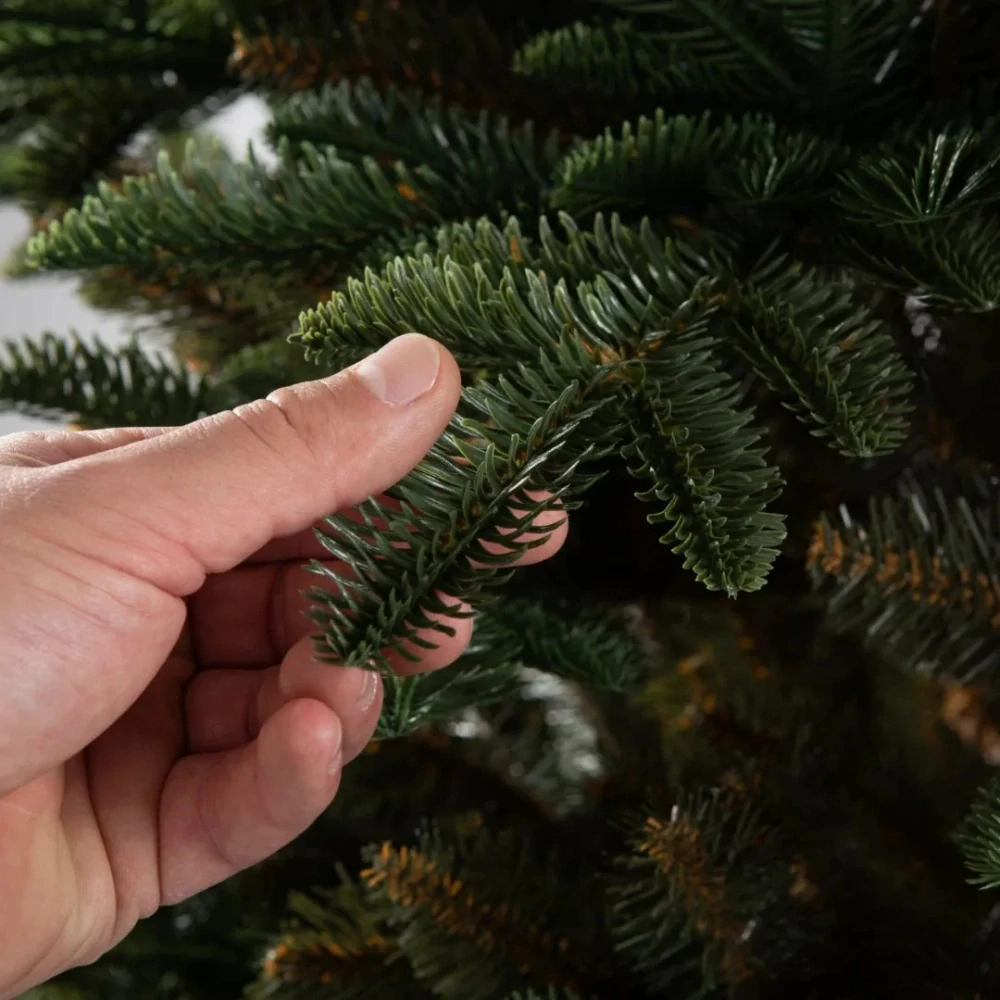 Umelá jedľa Oravská 3D 220 cm – sklápací vianočný stromček s dreveným stojanom