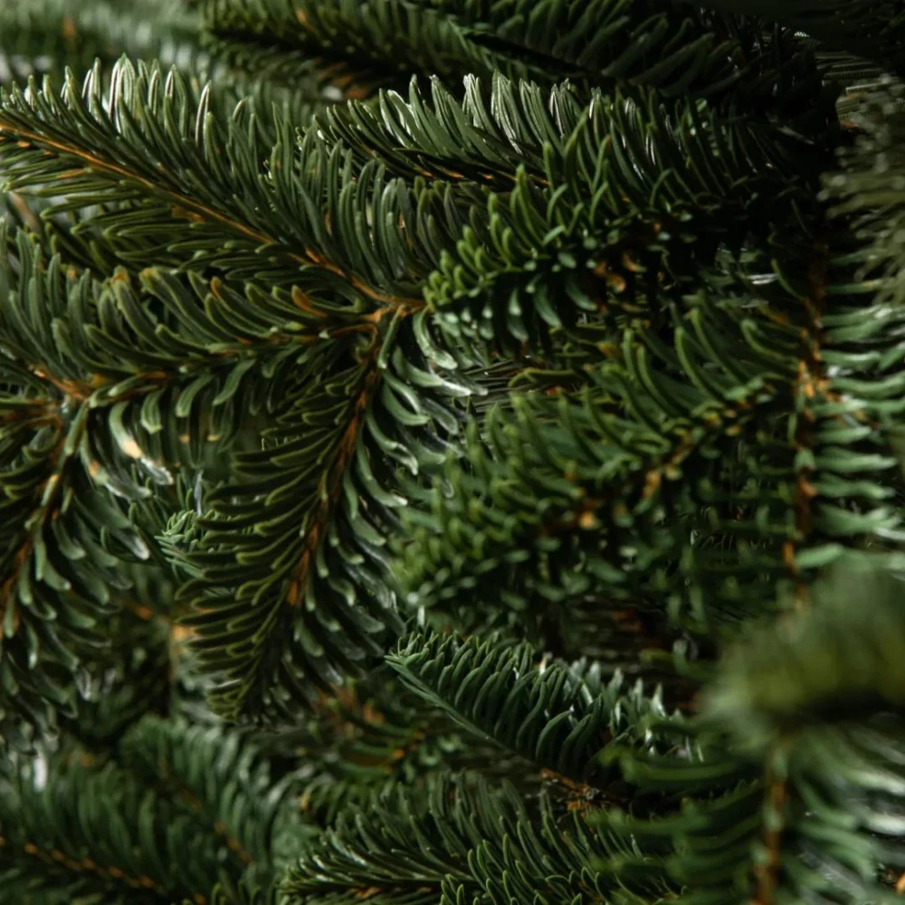Umelá jedľa Oravská 3D 220 cm – sklápací vianočný stromček s dreveným stojanom